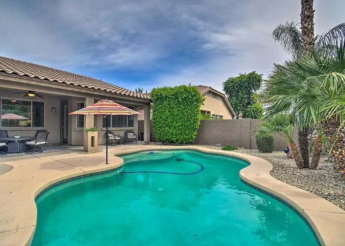 Spacious Home: 6 Mi To Wildlife World Zoo