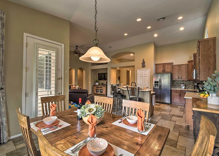 Spacious Home: 6 Mi To Wildlife World Zoo *