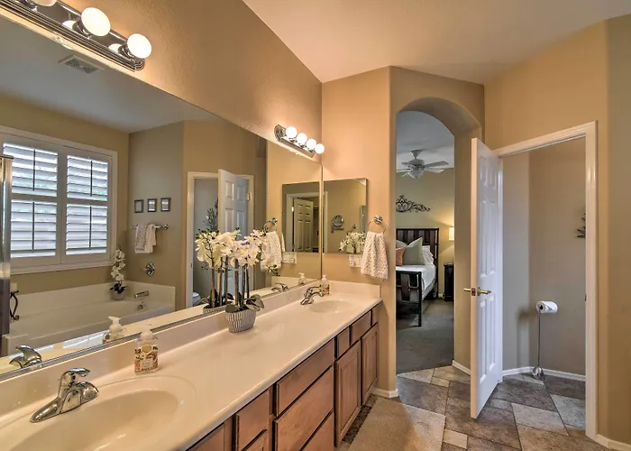 Holiday home Spacious Home: 6 Mi To Wildlife World Zoo Surprise