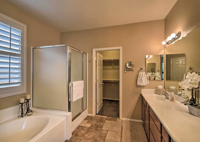 Spacious Home: 6 Mi To Wildlife World Zoo Holiday home Surprise