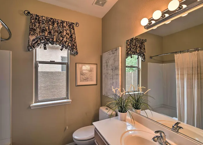 Spacious Home: 6 Mi To Wildlife World Zoo