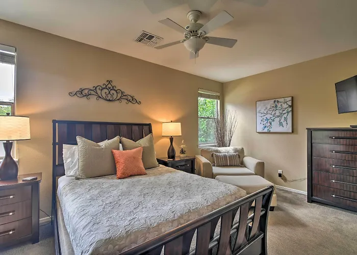 Spacious Home: 6 Mi To Wildlife World Zoo *