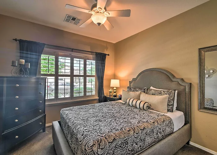 Spacious Home: 6 Mi To Wildlife World Zoo *