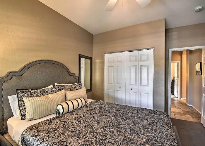 Spacious Home: 6 Mi To Wildlife World Zoo *