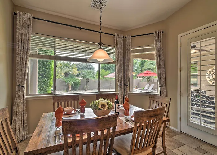 Spacious Home: 6 Mi To Wildlife World Zoo
