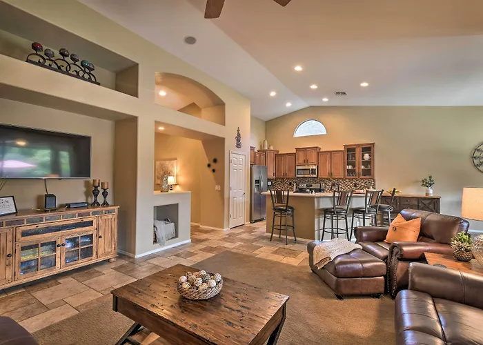 Spacious Home: 6 Mi To Wildlife World Zoo *