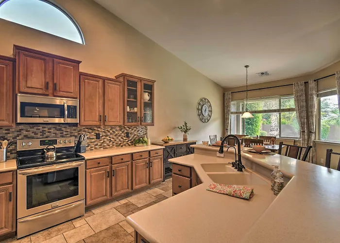 Holiday home Spacious Home: 6 Mi To Wildlife World Zoo