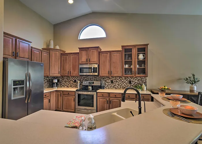 Spacious Home: 6 Mi To Wildlife World Zoo Surprise