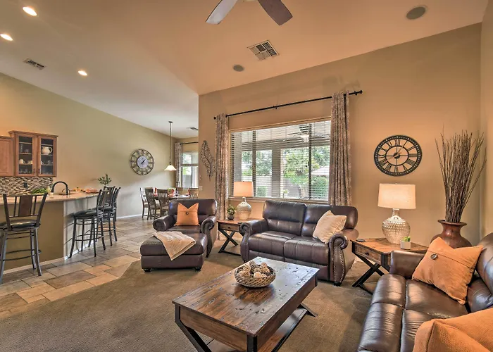 Spacious Home: 6 Mi To Wildlife World Zoo Holiday home Surprise